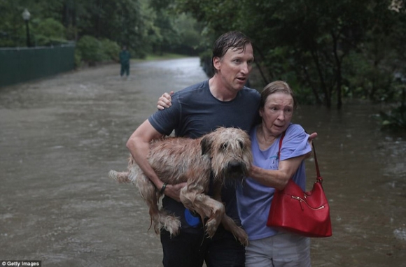 Trận lụt thảm khốc trong lịch sử: Người dân Texas điêu đứng nhìn biển nước mênh mông sau siêu bão Harvey - Ảnh 16.