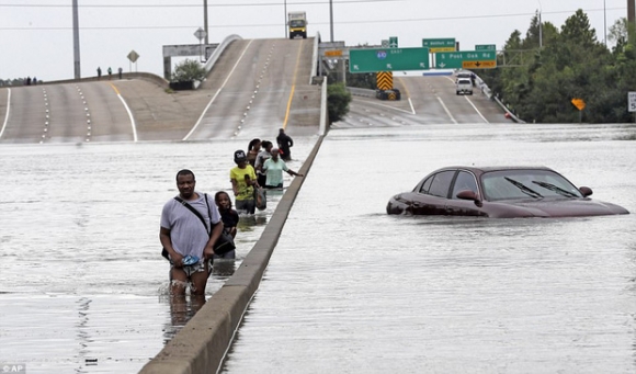 Trận lụt thảm khốc trong lịch sử: Người dân Texas điêu đứng nhìn biển nước mênh mông sau siêu bão Harvey - Ảnh 10.