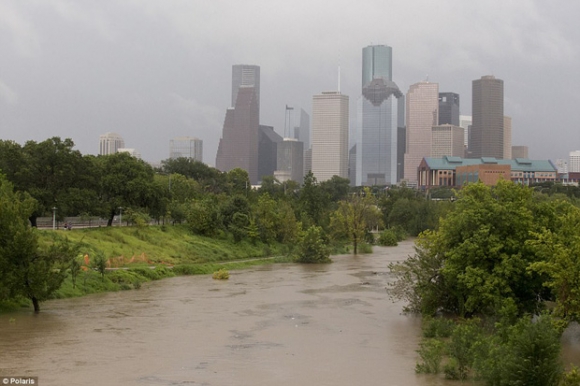 Trận lụt thảm khốc trong lịch sử: Người dân Texas điêu đứng nhìn biển nước mênh mông sau siêu bão Harvey - Ảnh 5.