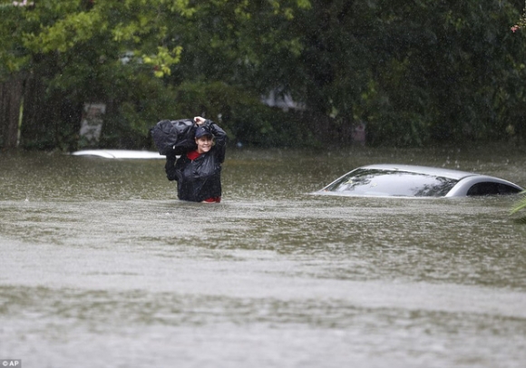 Trận lụt thảm khốc trong lịch sử: Người dân Texas điêu đứng nhìn biển nước mênh mông sau siêu bão Harvey - Ảnh 11.