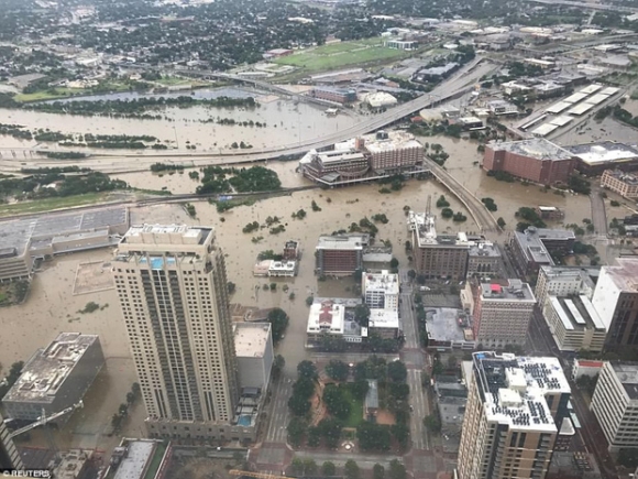 Đổ bộ vào bang Texas, siêu bão Harvey đã cuốn trôi 40 tỷ USD theo dòng nước - Ảnh 1.