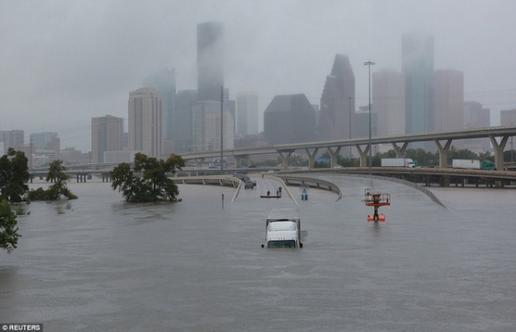 Đổ bộ vào bang Texas, siêu bão Harvey đã cuốn trôi 40 tỷ USD theo dòng nước - Ảnh 3.