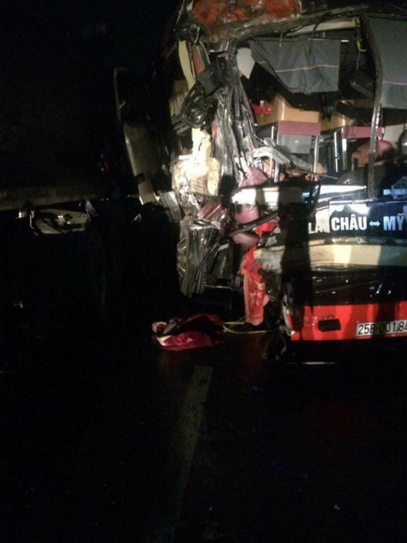 Yên Bái: Xe khách và xe tải tông nhau trên cao tốc Hà Nội - Lào Cai, nhiều người bị thương - Ảnh 1.