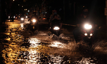 Không mưa lũ, người Sài Gòn vẫn lắc đầu ngao ngán vì xe chết máy, ngã tư biến thành sông