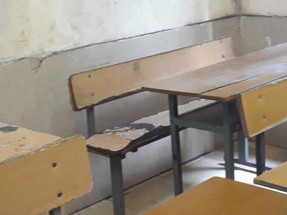 Bên trong trường học vợ NS Xuân Bắc tố học sinh phải kê dép, lấy ghế ngoài bãi phế thải để ngồi - Ảnh 2. Bên trong trường học vợ NS Xuân Bắc tố học sinh phải kê dép, lấy ghế ngoài bãi phế thải để ngồi - Ảnh 2.