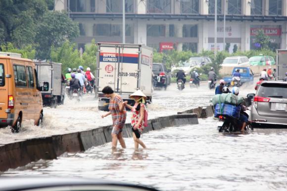 Mưa từ sáng sớm, người Sài Gòn bì bõm lội nước, chen chúc nhau đi làm - Ảnh 3. Mưa từ sáng sớm, người Sài Gòn bì bõm lội nước, chen chúc nhau đi làm - Ảnh 3.