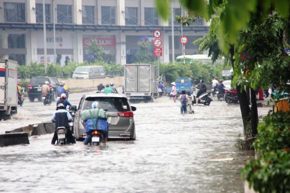 Mưa từ sáng sớm, người Sài Gòn bì bõm lội nước, chen chúc nhau đi làm - Ảnh 4. Mưa từ sáng sớm, người Sài Gòn bì bõm lội nước, chen chúc nhau đi làm - Ảnh 4.