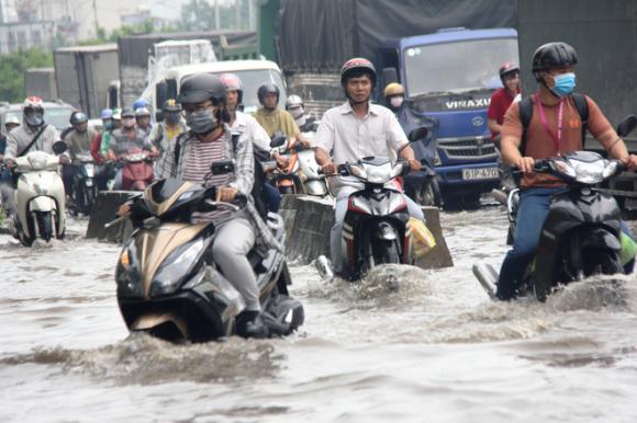 Mưa từ sáng sớm, người Sài Gòn bì bõm lội nước, chen chúc nhau đi làm - Ảnh 7. Mưa từ sáng sớm, người Sài Gòn bì bõm lội nước, chen chúc nhau đi làm - Ảnh 7.