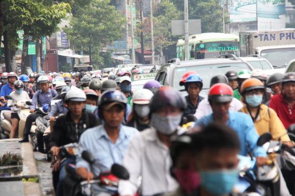 Mưa từ sáng sớm, người Sài Gòn bì bõm lội nước, chen chúc nhau đi làm - Ảnh 8. Mưa từ sáng sớm, người Sài Gòn bì bõm lội nước, chen chúc nhau đi làm - Ảnh 8.
