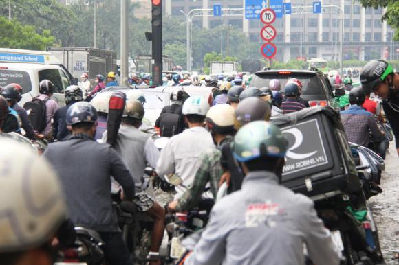 Mưa từ sáng sớm, người Sài Gòn bì bõm lội nước, chen chúc nhau đi làm - Ảnh 9. Mưa từ sáng sớm, người Sài Gòn bì bõm lội nước, chen chúc nhau đi làm - Ảnh 9.