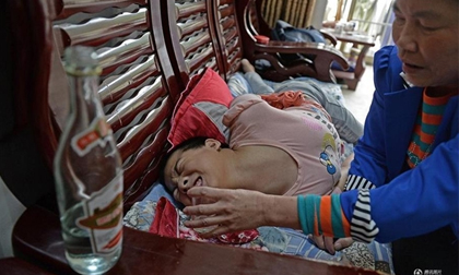 Trung Quốc: Đau lòng cảnh bố mẹ tự tay rót nửa lít rượu cho con gái uống mỗi ngày