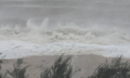Hình ảnh sóng biển dâng cao, mưa ngút trời trước giờ cơn bão số 10 đổ bộ đất liền