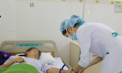 Cấp cứu kịp thời 9 du khách bị ngộ độc thực phẩm ở Đà Nẵng