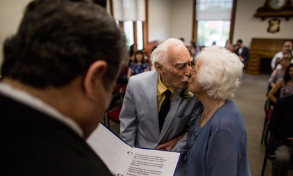 Chú rể 94 tuổi kể về đêm đầu tiên ngủ cùng cô dâu 98 tuổi ngay tại đám cưới