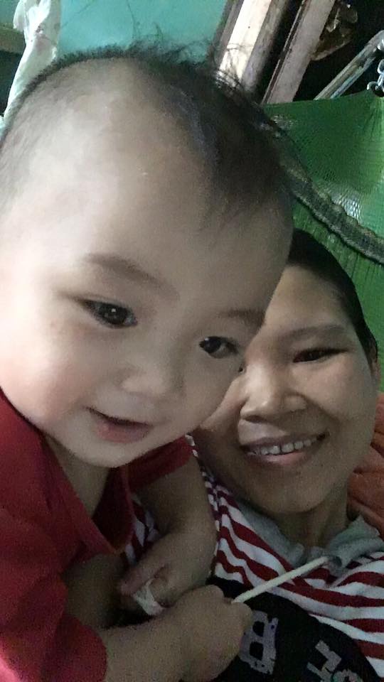 Những giây phút hai mẹ con bên nhau (ảnh gia đình cung cấp)
