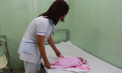 Đôi vợ chồng phát hiện bé gái còn nguyên dây rốn dưới chân cầu