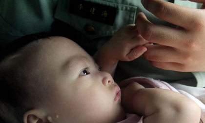 Khoảnh khắc nghẹn ngào bé trai 5 tháng bị bỏ rơi túm chặt tay cảnh sát khi được tìm thấy