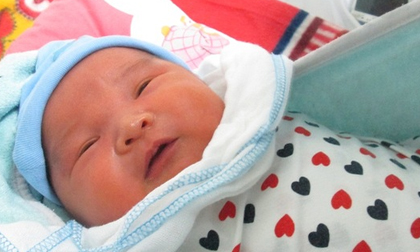 Bé trai 5 ngày tuổi bị bỏ rơi ở Viện Huyết học - Truyền máu TƯ: 'Có thể mẹ bé vẫn ở đâu đây!'