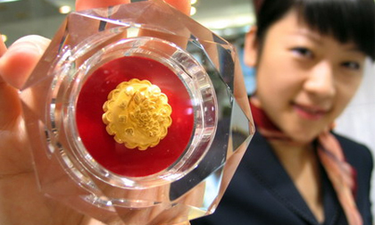 Sững sờ trước tuyệt tác bánh trung thu bằng vàng ngọc