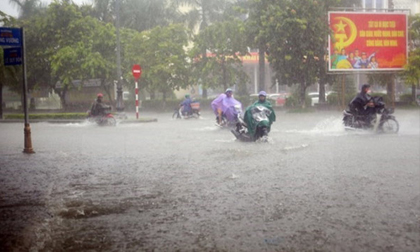Áp thấp nhiệt đới có thể mạnh lên thành bão, Thanh Hóa đến Quảng Ngãi mưa trắng trời
