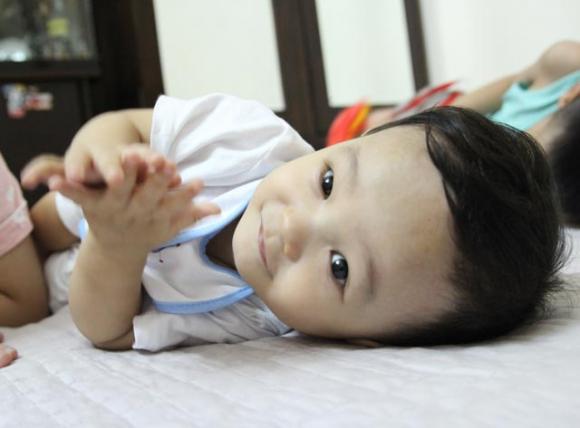 be trai 14 thang bi bao hanh va bo roi o benh vien: sut 4kg, tinh mang bi de doa - 1