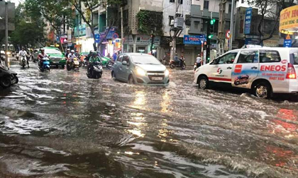 Triều cường vượt báo động 3, quận trung tâm Sài Gòn ngập như sông