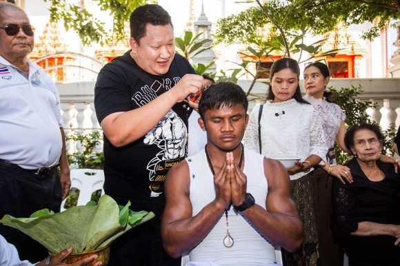 Vì sao Thánh Muay Thái Buakaw bất ngờ xuống tóc đi tu? - Ảnh 1.