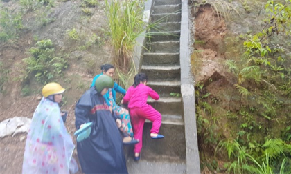 'Cái ác' từ trò đùa của những kẻ tung tin thất thiệt: Nỗi đau chồng thêm nỗi sợ lên vai những người dân vùng lũ