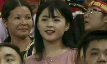 Cộng đồng mạng săn lùng cô cổ động viên xinh đẹp trong trận bóng Việt Nam - Afghanistan
