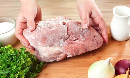 Nguy hiểm khôn lường nếu bạn rã đông thực phẩm không đúng cách