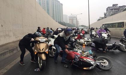 HN: Hàng loạt xe máy nằm la liệt trong hầm Kim Liên vì lý do bất ngờ