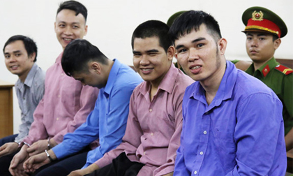 Nhóm thanh niên tươi cười khi hầu tòa tội giết người