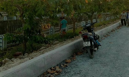 Nam thanh niên tử vong cạnh xe máy trong tư thế treo cổ
