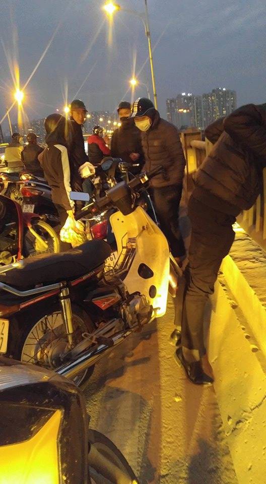 Hà Nội: Nam thanh niên đang đi ô tô bất ngờ mở cửa nhảy xuống sông Hồng - Ảnh 1.