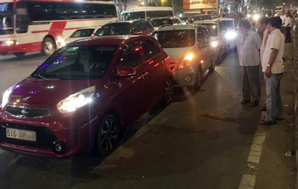6 ô tô tông nhau giữa phố Sài Gòn, nhiều người “bạt vía”