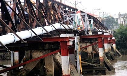 Ảnh: Cảnh sát trắng đêm phong tỏa hiện trường cầu sập, ô tô rơi xuống sông