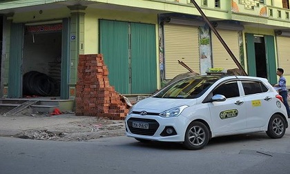 Thanh sắt rơi xuyên thủng taxi, một người chết tại chỗ