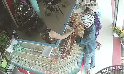 Tên cướp tiệm vàng bị công an tóm gọn khi vừa bán nhẫn trộm được