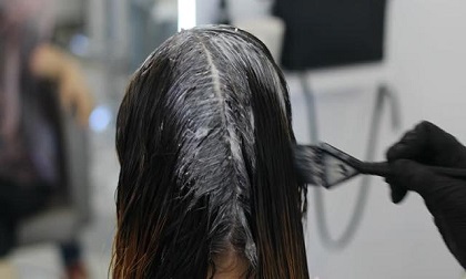 Nhuộm tóc liên tục trong suốt 10 năm, cô gái xinh đẹp bất ngờ nhận tin mắc bệnh nguy hiểm
