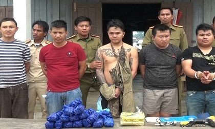 Mang theo súng đạn để bảo vệ ô tô chở ma túy