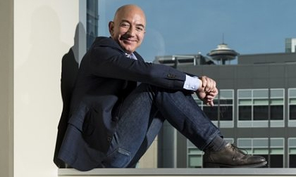 Thói quen kỳ lạ của tỷ phú giàu nhất thế giới Jeff Bezos: Lái xe cà tàng, bàn làm việc tái chế