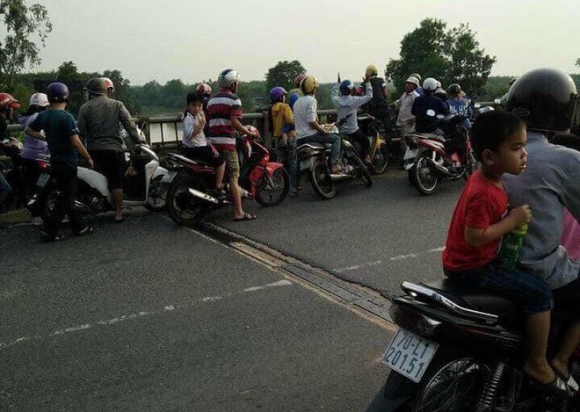 Ba người lao mình xuống sông Sài Gòn cứu cô gái tự tử, một thanh niên chết đuối