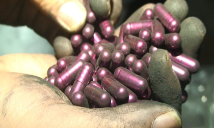 'Rùng mình' vào nơi sản xuất sản phẩm hỗ trợ điều trị ung thư từ bột than