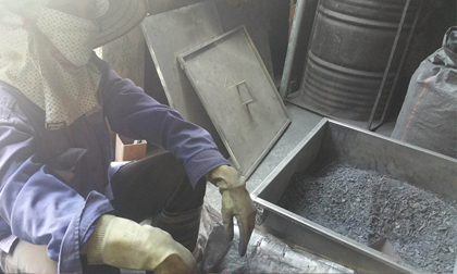 Nghi vấn cơ sở 'sản xuất thuốc trị ung thư từ bột than' vẫn hoạt động