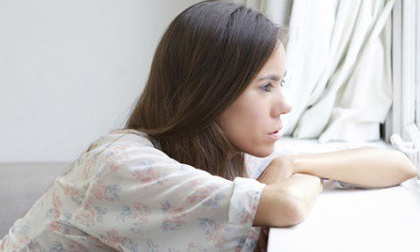 Ngày nghe tin người ta lên xe hoa, chồng tôi ngồi ôm tấm ảnh khóc suốt đêm