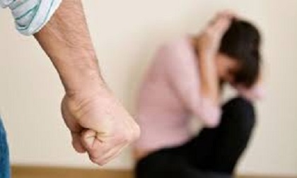 Không ai ngờ người chồng mẫu mực bên ngoài về nhà lại là dã thú