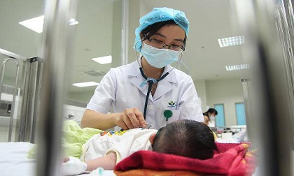 Thấy con sốt cao, ngủ li bì, đi khám mới biết mắc căn bệnh cực nguy hiểm khi nắng nóng