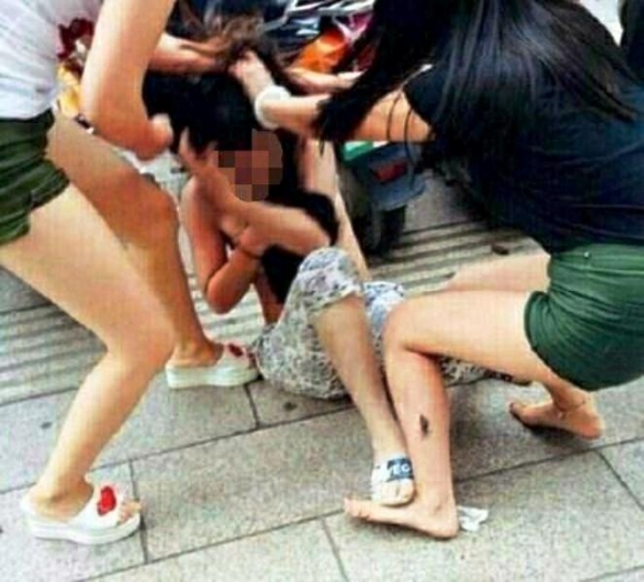 An ninh - Hình sự - Khởi tố nhóm phụ nữ tổ chức đánh ghen thiếu nữ giữa phố