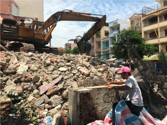 Nhà 2 tầng ở Sài Gòn đổ sập, một người bị “chôn” trong đống đổ nát - 2