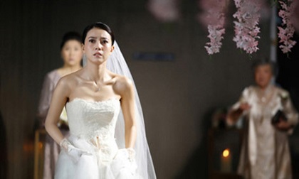 Chiếc phong bì mừng cưới từ tình cũ của chồng khiến tôi khiếp sợ khi vừa mở ra